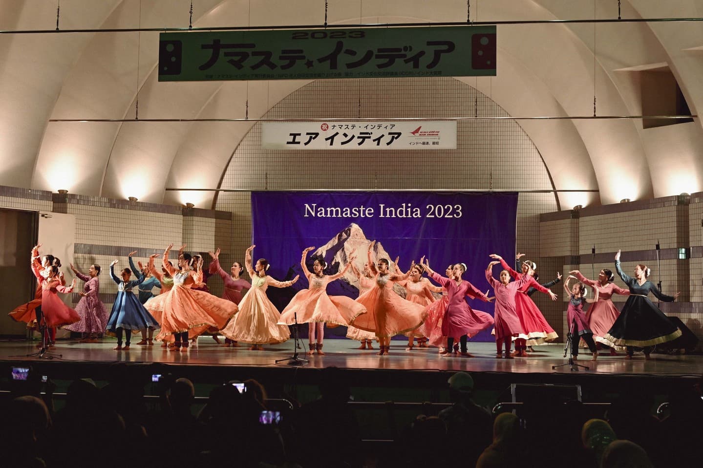 4年ぶりのナマステインディアが代々木公園で開催され、カダムジャパンは40人を超えるダンサーがカタックを好演した。