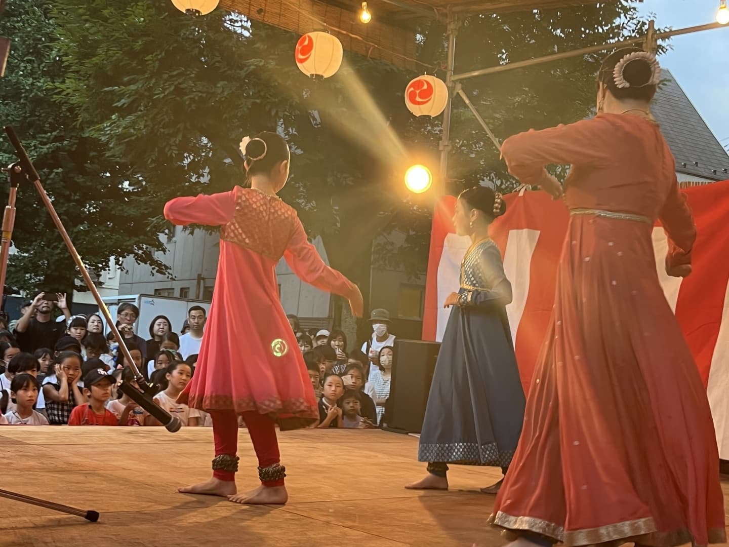 世田谷上町の天祖神社のお祭りでカタックを踊るカダムジャパンこども。