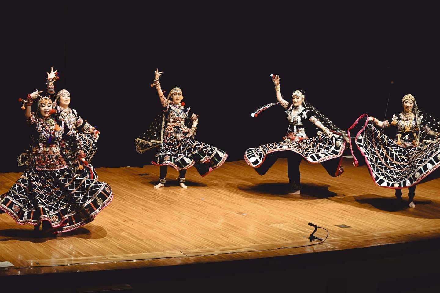 アムルートマンタンでエスノエキゾチカヴォーダヴィルが踊るカールベリーヤ