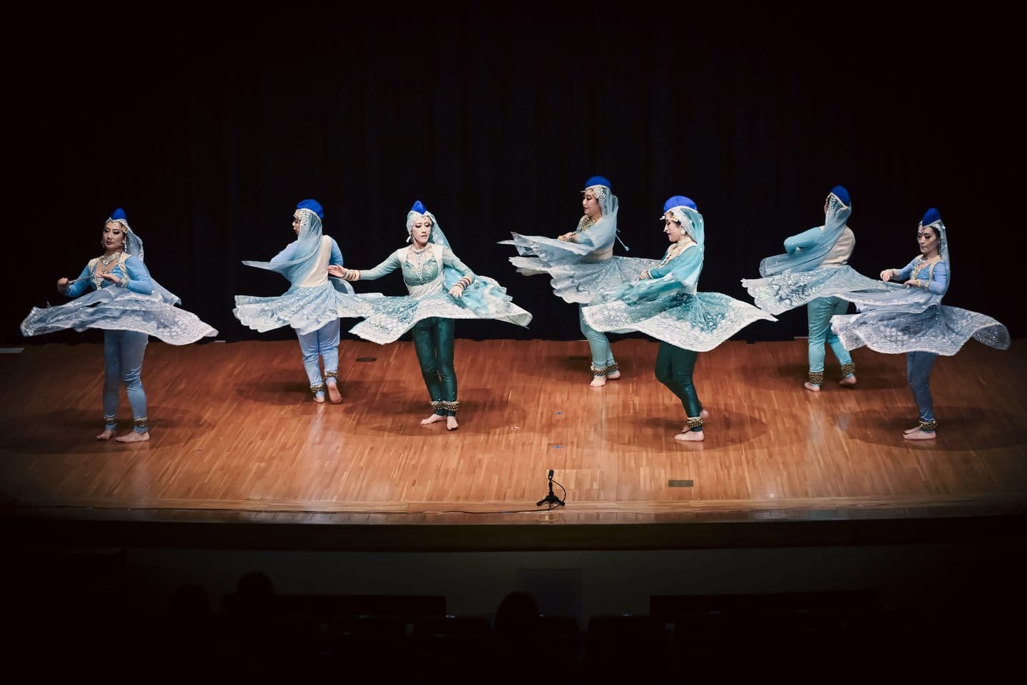 アムルートマンタンでエスノエキゾチカヴォーダヴィルが踊るムジュラダンス